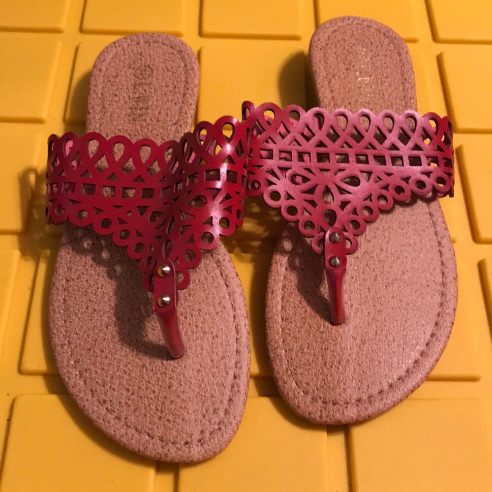 L. Win red sandal. Size 6. Never worn